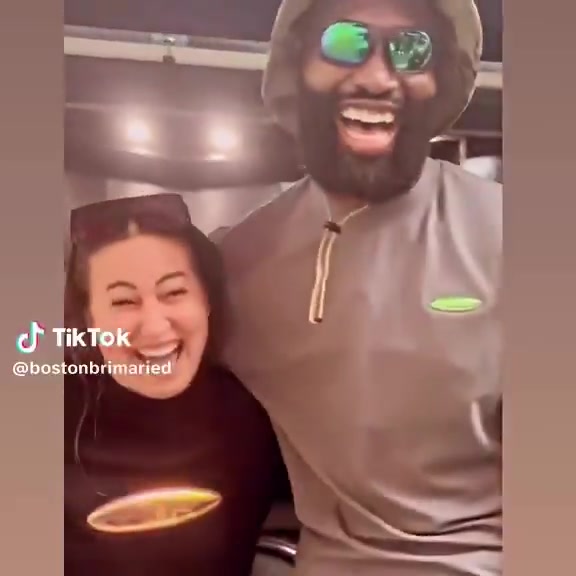笑开花了😝球迷与杰伦-布朗合影后大喊：叮咚！尼克斯拜拜！